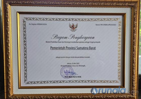 Piagam penghargaan yang diraih Pemprov Sumbar dari Kemendikdasmen. IST