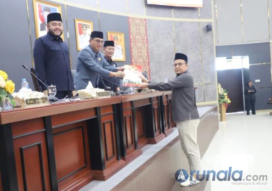 wakil ketua DPRD Mastilizal Aye serahkan dokumen pandangan akhir Fraksi kepada Sekretaris DPRD Hendrizal Azhar, Sabtu (27/6/2026). IST