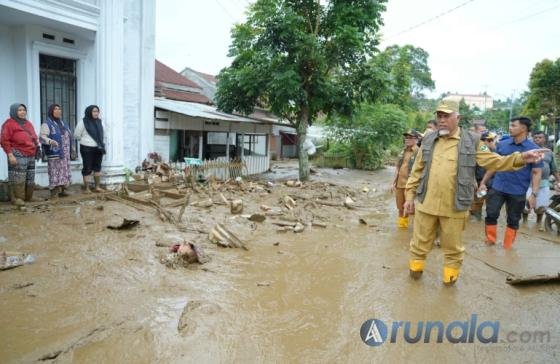 Gubernur Mahyeldi melihat rumah warga yang terdampak banjir bandang di Arosuka, Kabupaten Solok**,** Selasa (22/9/2026). IST