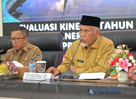 Gubernur Mahyeldi saat memimpin sebuah rapat dengan para OPD di lingkup Pemprov Sumbar. IST