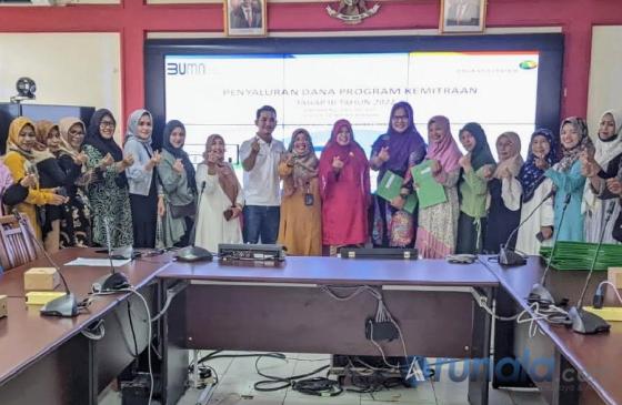 Puluhan pelaku UKM foto bersama dengan Manager FHR PT Angkasa Pura II BIM, M Ikhbar Sungkar dan Kabid UKM Dinas Koperasi dan UMKM Sumbar, Hilma, Jumat (30/9). (Dok : Istimewa)