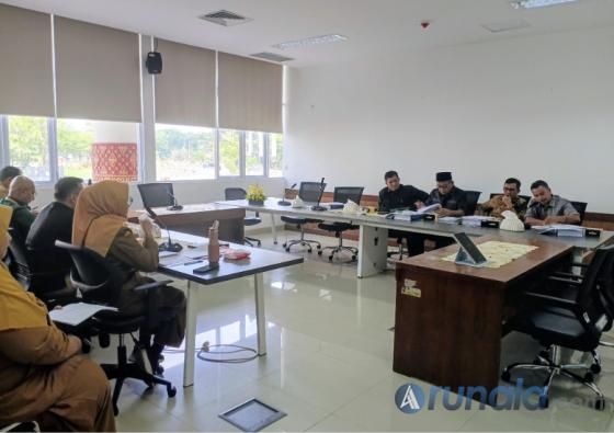 Unsur pimpinan Pansus II DPRD Kota Padang dalami pembahasan pembahasan LKPJ Wali Kota Padang 2025 bersama mitra kerja di ruang Komisi 2 DPRD Kota Padang, Selasa (31/3/2026). (dok : arunala.com)