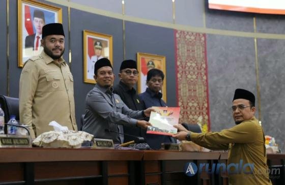 Ketua DPRD Kota Padang, Muharlion serahkan dokumen Rancangan Kebijakan Umum Anggaran dan Prioritas Plafon Anggaran Sementara (KUA-PPAS) Tahun Anggaran 2027, kepada Sekretaris DPRD Kota Padang, Hendrizal Azhar,  Senin (31/8/2026). IST