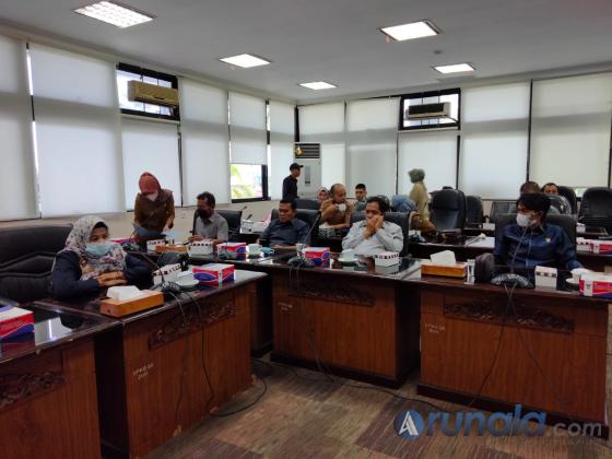 Para anggota Bamus DPRD Pessel saat konsultasi di DPRD Sumbar.