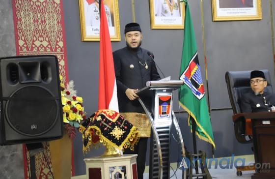 Wali Kota Padang, Fadly Amran saat beri sambutan dalam sidang paripurna istimewa peringatan HJK Padang ke-357 tahun di DPRD Kota Padang, Jumat (7/8/2026). IST