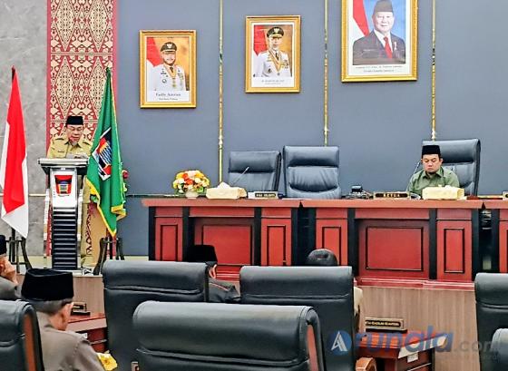 Wakil Wali Kota Padang Maigus Nasir sampaikan hasil LKPJ Wali Kota 2025 kepada pimpinan dan anggota DPRD Kota Padang saat rapat paripurna, Senin (9/3/2026). (dok : arunala.com)