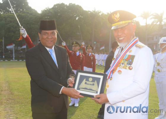 ektor IPDN, Halilul Khairi serahkan kenang-kenangan kepada Gubernur Sumbar, Mahyeldi Ansharullah, Rabu (5/8/2026). IST