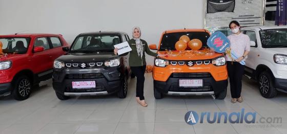 PT EPM serahkan Suzuki S-Presso kepada costumer yang sudah memesan unit ini sejak hari pertama launching. (Dok : Istimewa