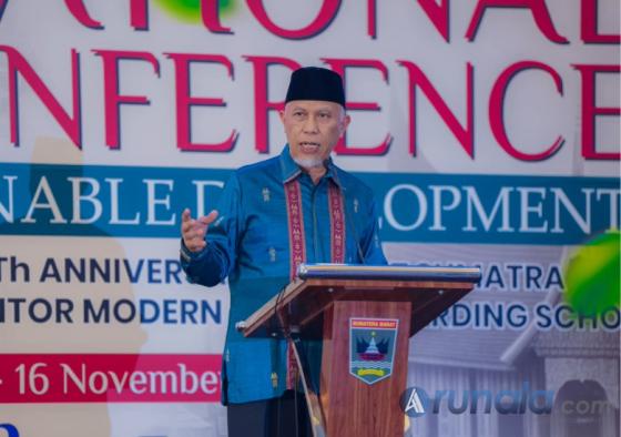 Gubernur Sumbar, Mahyeldi beri sambutan saat membuka Konferensi Wakaf Internasional 2025 di Kota Padang, Sabtu (15/11/2025). IST