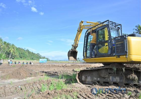 Pemprov Sumbar gunakan alat berat saat melakukan penanganan sawah terdampak bencana. IST