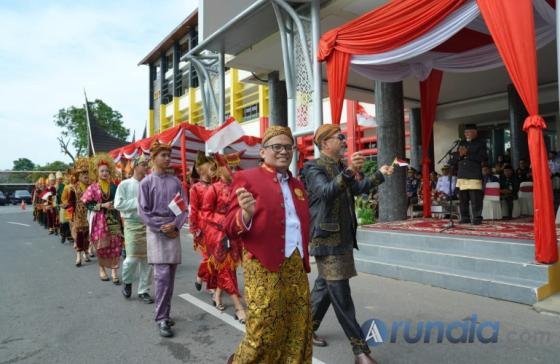 Para OPD di lingkungan Pemprov Sumbar mengenakan pakaian adat dari berbagai daerah sebagai simbol persatuan dalam keberagaman saat peringatan hari Sumpah Pemuda, Kamis (28/10/2026). IST