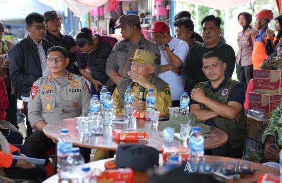 Gubernur Mahyeldi Bersama Kapolda Irjen Pol. Djati Wiyoto Abadhy dan Bupati Solok Jon Firman Pandu saat di posko tanggap bencana di Arosuka, Kabupaten Solok**,** Selasa (22/9/2026). IST