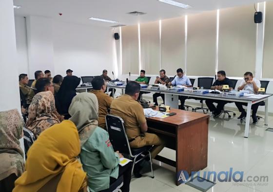 Pimpinan dan anggota dari Pansus III DPRD Kota Padang bersama beberapa mitra kerja di Pemko Padang saat membahas LKPJ Wali Kota Padang 2025, Selasa (31/3/2026). (dok : arunala.com)