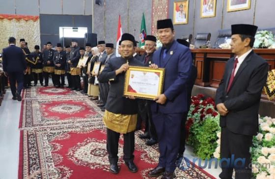 Ketua DPRD Kota Padang, Muharlion serahkan penghargaan penerima Pin Emas kepada Katim II Klewang Satreskrim Polresta Padang, Aiptu Dafit Rico Dermawan, Jumat (7/8/2026). IST
