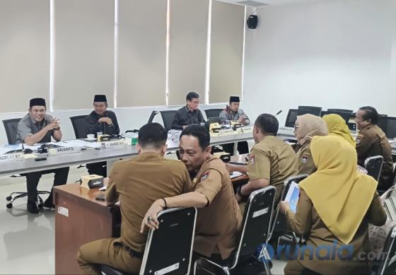 Suasana rapat pembahasan yang dilakukan pimpinan dan anggota Pansus IV DPRD Kota Padang bersama beberapa mitra kerja di Pemko Padang saat membahas LKPJ Wali Kota Padang 2025, Selasa (31/3/2026). (dok : arunala.com)